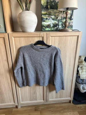 Stickad tröja - Mysig grå/brun stickad tröja från lager 157. Super fin storlek XS 💞💞 