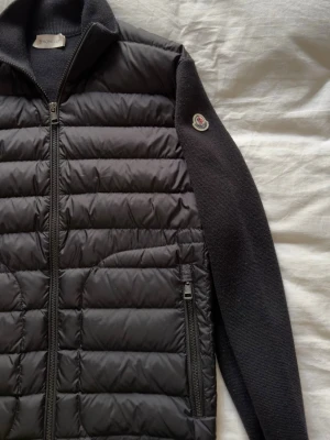 Moncler cardigan  - Säljer en moncler cardigan, använd 2 gånger. Kvitto finns. Ny pris 8995kr skriv vid funderingar. 