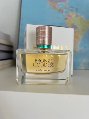 Bronze Goddess parfym Estée Lauder - Estée Lauder, Bronze Goddess knappt använd i nyskick! 💗 Perfekt för dig som vill ha en lyxig och fräsch doft med strandkänsla. nypris: 750 kr 