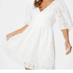 Vit blommig kortklänning med volang - Vit klänning från Bubbleroom, perfekt till student, endast använd en gång!!💓