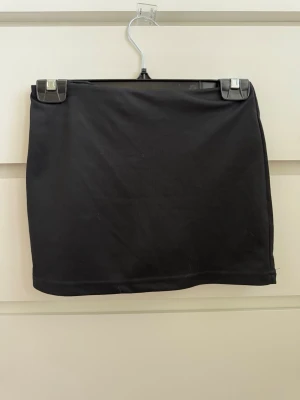 Svart skort i stretchigt tyg - Snygg svart kjol med skjort under! Tight och kort, perfekt för en utekväll 🫶🏻