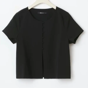 Svart kortärmad topp med knappar - Svart topp från Gina Tricot, knappt använd så i jättefint skick!💓