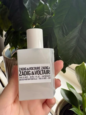 Zadig & Voltaire This is Her - Hej, säljer nu min Zadig & Voltaire parfym This is her. Den är 30 ml och på tredje bilden ser man hur mycket som är använd. Kartong följer med. Hör gärna av dig om mer frågor❤️