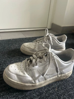 Nike force 1 sneakers  - Nike force 1 sneakers i strl. 40. Använda men i fint skick. 