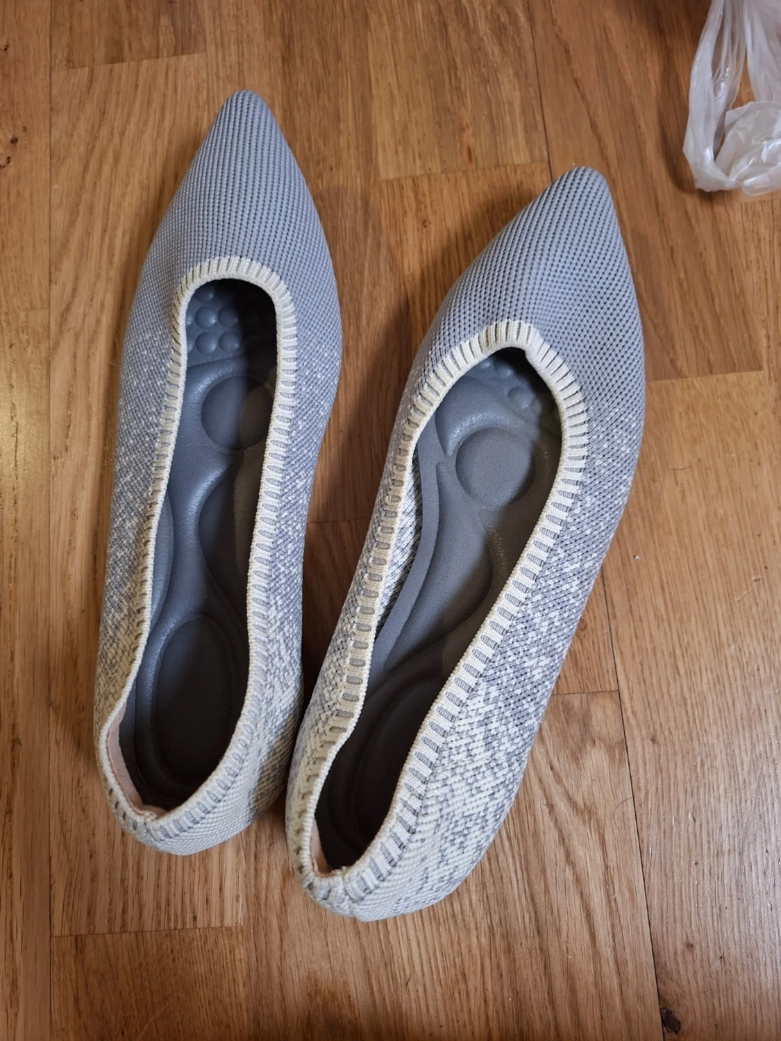 Grå stickade ballerinaskor