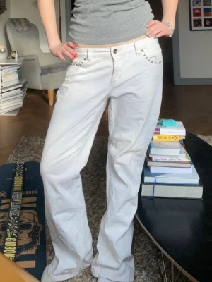 VITA LOOSE FLARE JEANS - Supercoola och unika jeans med nitar. Köpta second hand, ifrån esprit från början. Inga defekter och mycket sparsamt använda. S/M