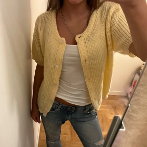 Gul stickad kortärmad kofta - Säljer en så söt gul stickad kofta med korta armar, köpt second hand och hittar ingen lapp så vet inte vart den är ifrån💛💛Obs lånade bilder