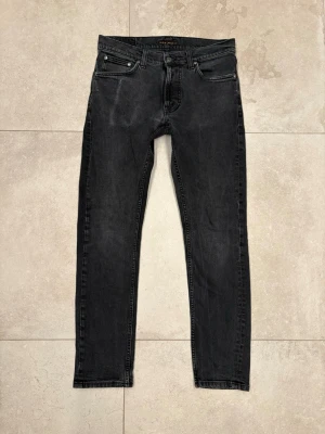 Nudie Jeans Lean Dean - Säljer ett par Nudie jeans i modellen Lean Dean, storlek W30 L30. Alla defekter har lagats. Mått - längd: 101cm, midja: 40,5-41cm, benöppning: 16,5. Bara att skriva för mer bilder eller övriga funderingar!