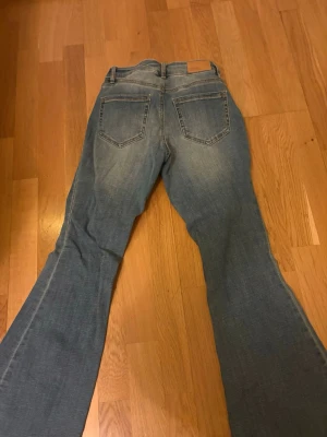 Vero Moda jeans  - Säljare dessa Vero Moda jeans eftersom dom var alldeles för små. Har aldrig andvänts och är vi väldigt bra skick!❣️