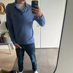Ralph lauren 🍾 - Hej, säljer denna riktigt feta Ralph lauren piken | skick 9,5/10 som ny | färg : blå |  modellen på bilden är 177 cm |Skicka dm för frågor! 🙌🍾