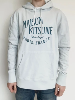 Maison Kitsuné Hoodie - Väldigt fet och populär hoodie från Maison Kitsuné! Fint skick, inga defekter. Modellen är ca 180, 70kg (något stor). Står XL men sitter mer som L/M. Kontakta mig för fler frågor och funderingar!