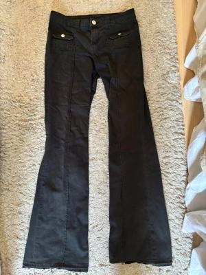 Jeans  - Jeans från Hm som är nedvikta längst ner🤍
