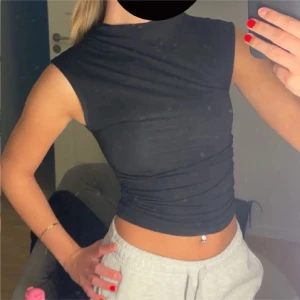 Svart topp - fin svart topp från ginatricot i storlek xxs! säljer då den inte längre kommer till användning. Säljer även en exakt likadan i samma storlek fast i beige!