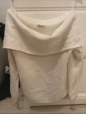 Vit off shoulder stickad tröja C - Säljer en supermjuk vit stickad tröja från Cubus med bred off shoulder-krage. Använd få gånger💓