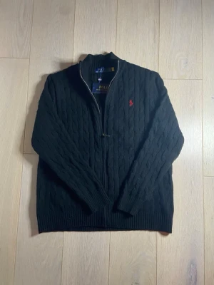 Ralph Lauren stickad - Hej jag säljer min Ralph Lauren tröja den är stickad i bomull och alldrig använd den är hel zip upp hör av er vid minsta fundering 😊