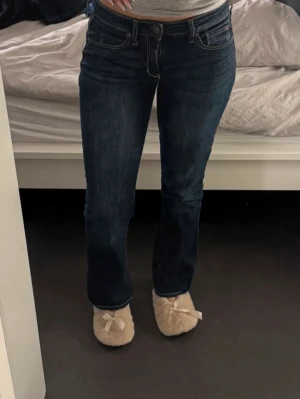 Mörkblå Lågmidjade jeans - Det Super snygga lågmidjade bootcut jeans i storlek W27 L31. Passar mig som brukar ha xs/s i jeans. Köp direkt för 199kr🙌🥰