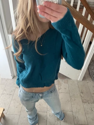 Blå/grön tröja - Säljer en jättefin stickad tröja. I en grön/ blå färg. Passar xs-s🩷