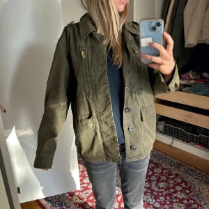 Olivgrön jacka från Zadig & Voltaire - SNYGGASTE vårjackan!!!! Nypris 5000. Kan gå ner i pris vid snabb affär😌 obs. Den har en liten fläck på ryggen men försvinner nog med lite diskmedel🥳 därav det billiga priset.