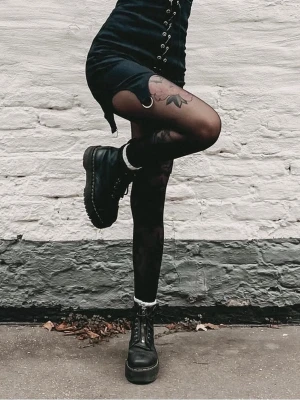 Sinclair Milled Nappa Dr. Martens, svarta kängor med dragkedja - Säljer ett par oanvända Dr. Martens i läder med dragkedja framtill och klassiska gula sömmar runt sulan. Kraftig sula och högt skaft med den ikoniska gula flärpen bak. Perfekta för dig som vill ha en edgy och tidlös look. 2500 nypris. Ej använda pga fel storlek.