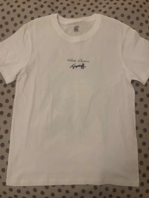 Rick owens x tommy t-shirt  - Snygg vit t-shirt från Rick Owens x Tommy med tryckt logga på bröstet. Nästan aldrig använd. Skriv vid minsta fundering, 