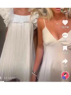 Vit plisserad kortklänning med volang - Supersöt vit kortklänning med stora volangärmar. Perfekt till student eller skolavslutning. Super fin❤️