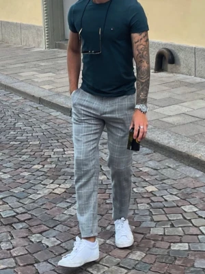 Stekheta byxor - Riktigt snygga kostymbyxor / chinos till sommaren, som tyvärr för små för mig. Hängt i garderoben i 4 år typ.  Storlek 38, passar small