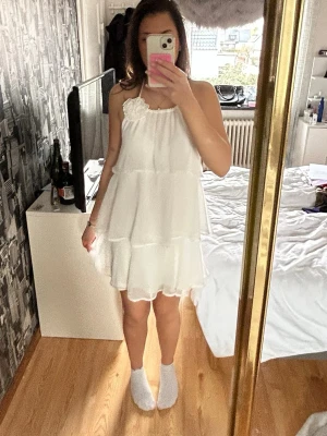 Studentklänning  - Söt student klänning från Vero Moda, köpte på vinted men den passa inte riktigt mig så enbart använd av förra ägare, prislapp finns kvar 