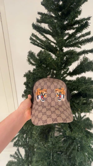 Gucci keps med tigertryck - Snygg gucci keps  med klassiskt GG-mönster i beige och brunt, för bästa kvalite och pris😁🤩