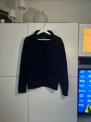 Marinblå cardigan Massimo Dutti - Snygg cardigan från Massimo Dutti som är i 100% bomull. Denna går inte att få tag på längre, i mycket fint skick inga defekter eller liknande. Passar någon som är 165-175 beroende på hur man vill att den ska sitta. hör av er vid intresse, priset går att diskutera!!