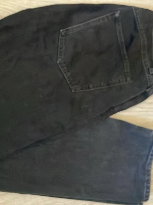 Svarta raka jeans Jack and Jones  - Säljer ett par svarta jeans med rak passform och klassisk femficksdesign. Modellen är Chris som är en relaxed modell med raka ben. Jeansen har en enkel bakficka och är tillverkade i ett robust denimtyg. Perfekta för en clean och stilren look. Stl w28 l32. Väldigt bra skick bara använda fåtal gånger. Hör av dig vid frågor! Pris kan diskuteras vid snabb affär!😊