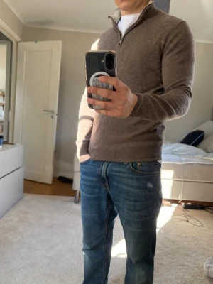 Mörkbrun stickad kashmirtröja - Snygg stickad halfzip tröja i kashmir/ull blandning. Köpt i Milano för  2799kr säljer den nu till ett kanonpris på endast 749kr. Helt ny i skick! 