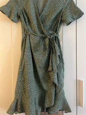 Grön klänning med vita prickar - Denna fina gröna klänning är ifrån vero Moda och köptes för ungefär 1 år sen har satt på mig den 2 gånger och har bara legat i min garderob så tänkte att jag kunde sälja den istället. Den är i storlek S och är perfekt för en varm sommar dag 💞