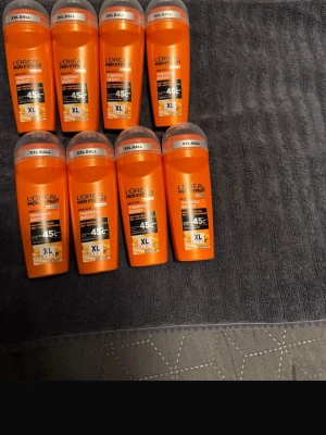 L'Oréal Men Expert Thermic Resist XL - Säljer flera L'Oréal Men Expert Thermic Resist XL deodoranter med XXL-kula. Flaskorna är orange med grått lock och rymmer 100 ml. Designen är sportig och modern, perfekt för dig som vill ha en effektiv deo med fräsch doft.