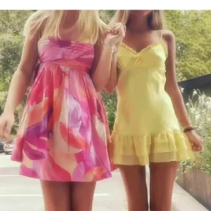 Färgglad kortklänning med mönster H&M - Supersöt kortklänning med tunna axelband slutsåld trendig klänning från hm🩷dragkedja på sidan