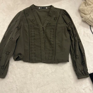 Grön blus - Säljer mina fina blus från Zara då jag inte längre använder den. Storlek L men liten i storleken så skulle säga S-M