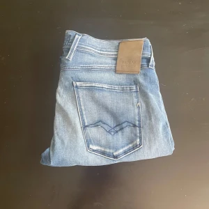 Replay Anbass W32 - Säljer ett par riktigt feta Replay Anbass jeans i storleken w32 och l32. Skriv vid minsta fråga!