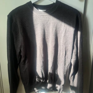 Mörkgrå stickad tröja från Sandö - En stilren merinoulls tröja från Sandö i storlek S. Tröjan är i nyskick och har tvättas försiktigt så den inte ska förstöras ny pris var runt 600 mitt pris 300, hör av er vid frågor.