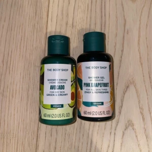 The Body Shop duschkräm & duschgel - Väldigt populär och många är intresserade. Säljs snabbt, så skynda att köpa. Först till kvarn!  Använd 1 gång. Formar kroppen super fint och drar in midjan. Lyxigt tjockt material   Modellen på leggings: Gymshark Adapt Marl Seamless Leggings - VLT | Black/Smokey Grey  Modell på toppen: Gymshark Adapt Marl Seamless Long Sleeve Crop Top - VLT | Black/Smokey Grey  Vänligen läs min bio innan du gör ett köp; där hittar du bland annat information om leveransprocessen med mera 😊  #gymshark #gym #clothe