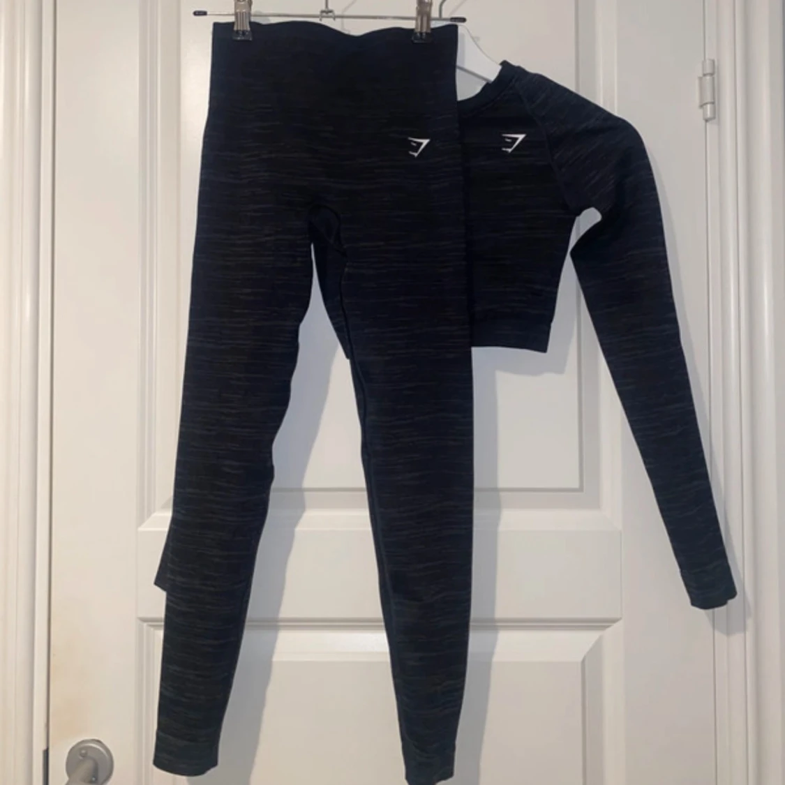 Svart croppad träningstopp från Gymshark