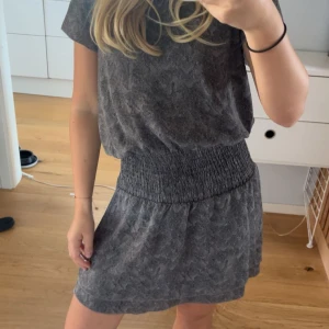 Klänning - Supersnygg klänning med resår i midjan. Vet inte vilket märke.