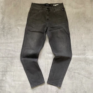 Replay jeans  - Säljer ett par feta Replay jeans  | skicket på jeansen är 9/10 väldigt bra | storlek 29/30 | ny pris 2000: mitt pris är 399 | skriv vid frågor och funderingar  