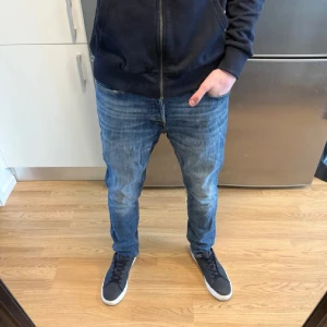 Jack & Jones Jeans W31 L32 - Sjukt snygga blåa Jack & Jones Comfort/Mike jeans i fint skick (Hål i högra fickan, se bild 3) & lite missformad på baksidan därav priset. Storlek: W31/L32. Mått - Midja: 41cm Benlängd: 103cm. Hör av dig vid funderingar!🤩