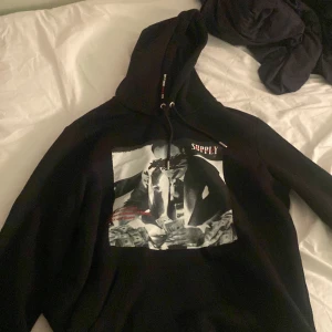 Supply demand hoodie - Skön hoodie mycke varm perfekt för vintern. Aldrig andvänd tyckte inte om den