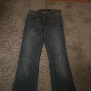 Blå bootcut jeans från Wrangler - Säljer ett par  blå jeans från Wrangler  som är bootcut . Jeansen har snygga slitningar, tydliga sömmar och Wrangler-logga på bakfickan. Lite för korta för mig som är 160 cm, skriv om ni har några frågor 💝💝