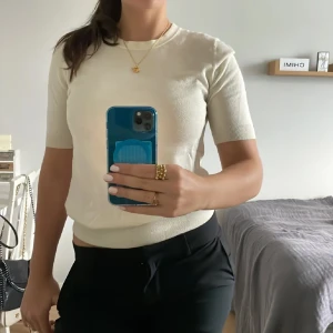 Krämvit topp med knappar från Zara - Stickad, creme vit 3/4 tröja från Zara med små gulliga knappar där bak. Passar till allt och bra skick. Passar som både S och M.