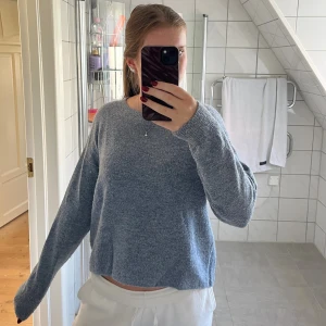 Ljusblå stickad tröja - Ljusblå stickad i fint skick, använder tyvärr inte. Lite kortare fram i midjan än i bak🩵 strl S/M