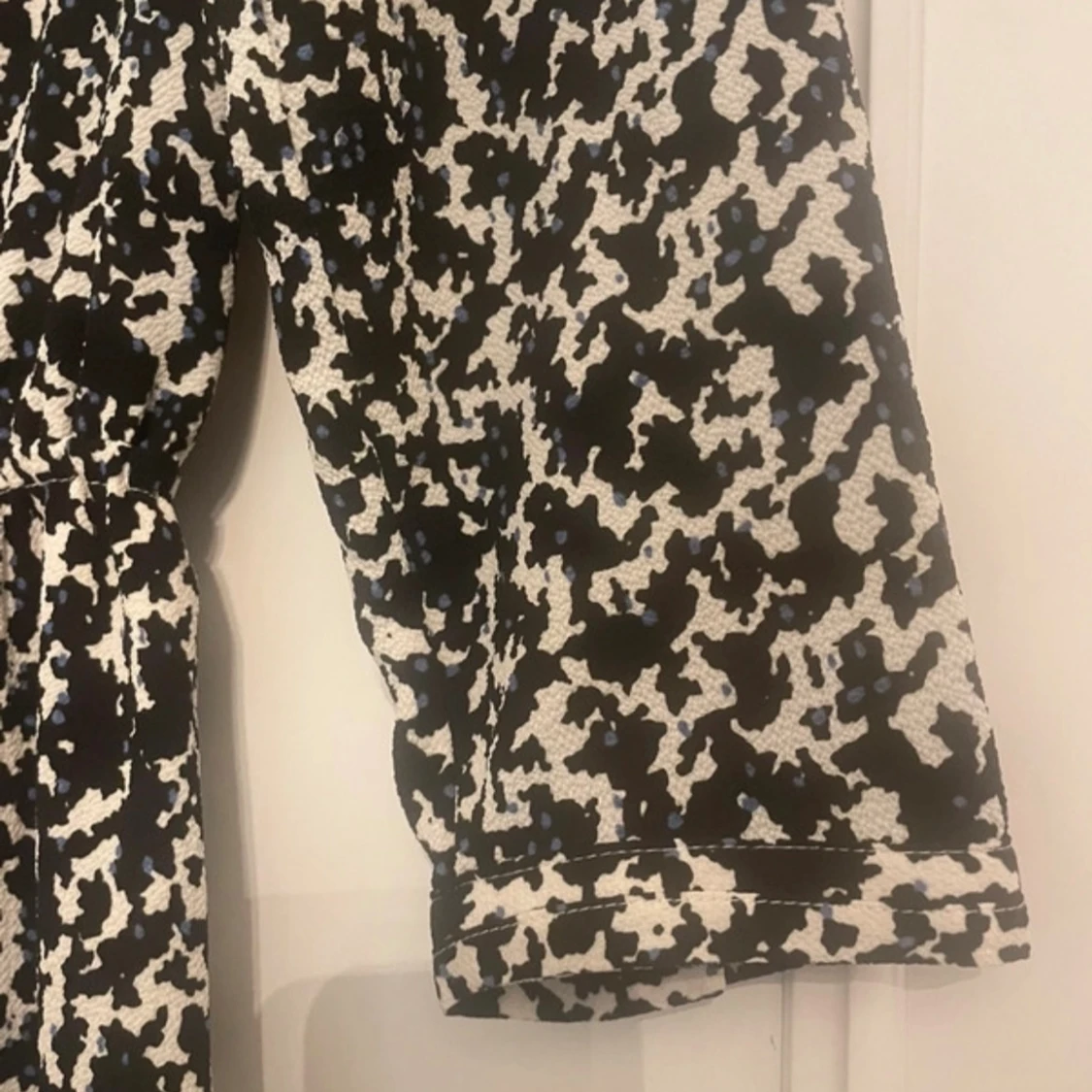 H&M klänning i svart/vitt/blått med knappar, - 3