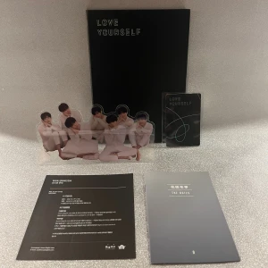 Bts album - Love yourself ’Tear’ (Ver O) photocardet är lite skadat i formen. Skiva och fotobok finns med. Om du vill veta vem som är på photocardet eller har andra frågor så hör gärna av dig!