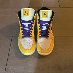 Nike Air Jordan 1 Mid ’Lakers’ - Riktigt fina och helt äkta Jordan 1. De är ganska dyra och jag erbjuder ett bra pris.