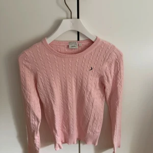 Ljusrosa kabelstickad tröja från Boomerang  - Supersöt ljusrosa kabelstickad tröja från Boomerang med rund halsringning och diskret logga på bröstet. I mycket bra skick!💕